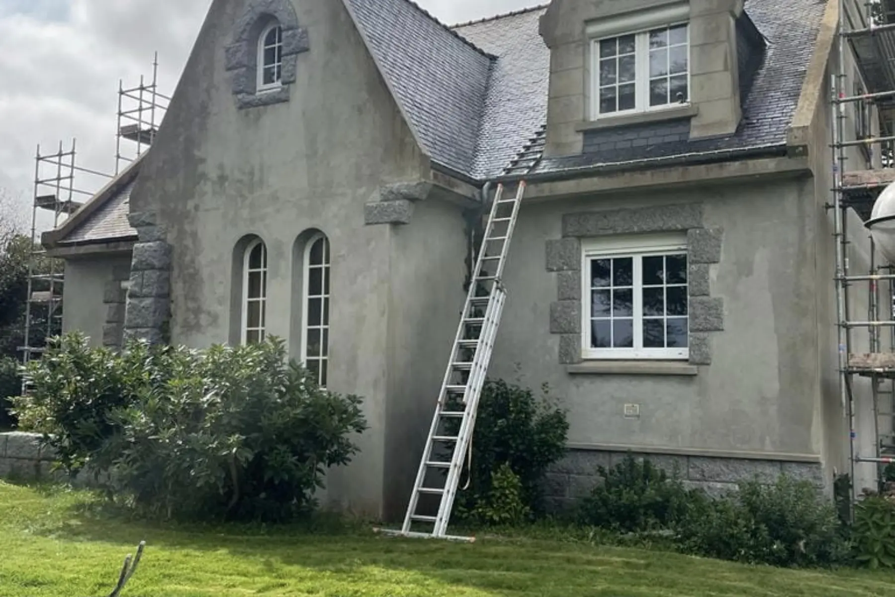 Façade tachée avant ravalement par Provia Habitat